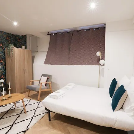 Proche De L'arc Triomphe -2p Appartement *