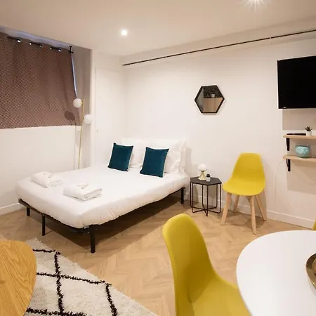 Proche De L'arc Triomphe -2p Appartement *