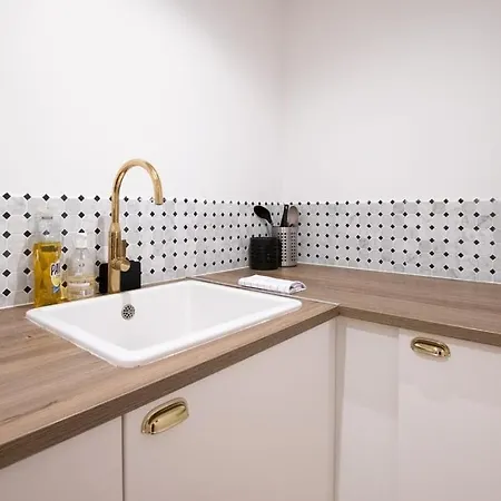 Appartement Proche De L'arc Triomphe -2p *